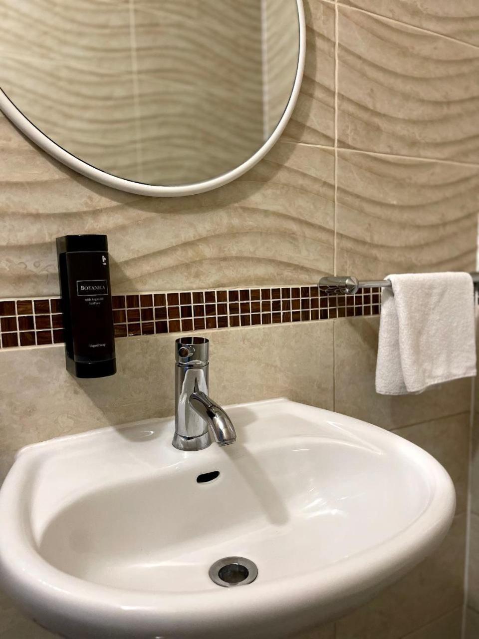 Atlant Luxury Big Family Apart On Golovna З Двома Окремими Спальнями Навпроти Тц Депот Безконтактне Заселення Чернівці Екстер'єр фото